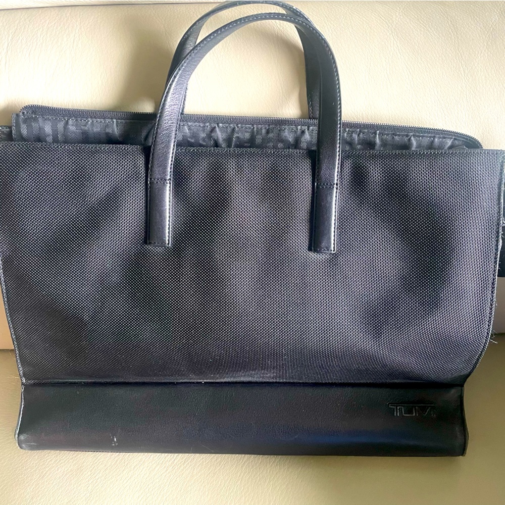 Authentic black TUMI laptop bag. Size is 15.5 x 12 x 4 inches.